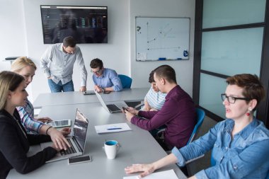 Modern ofis kurma ve yeni iş planı hakkında fikir alışverişinde bulunma