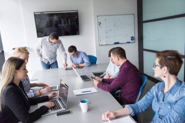 Modern ofis kurma ve yeni iş planı hakkında fikir alışverişinde bulunma