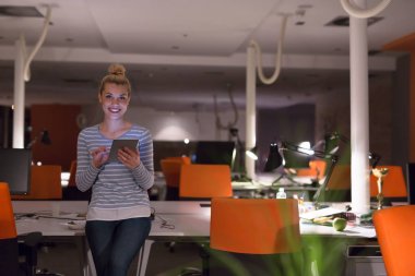 Dijital tablet gece ofiste çalışan kadın