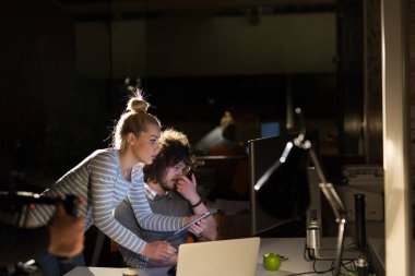 Gece ofisindeki genç tasarımcılar.