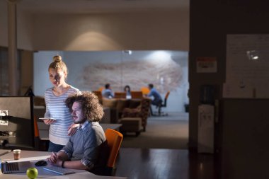 Gece ofisindeki genç tasarımcılar.