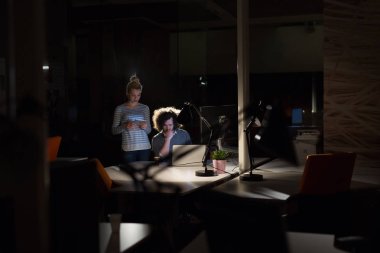 Gece ofisindeki genç tasarımcılar.