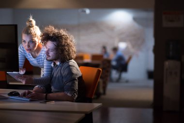 Gece ofisindeki genç tasarımcılar.