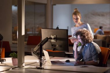 Gece ofisindeki genç tasarımcılar.