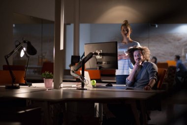 Gece ofisindeki genç tasarımcılar.