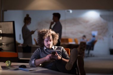 ayaklı ofis masasında oturan işadamı