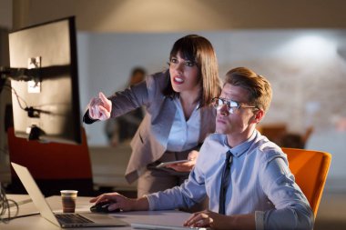 Gece ofisindeki genç tasarımcılar.