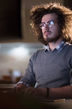 karanlık ofisinde bilgisayarda çalışan adam