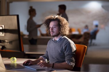 karanlık ofisinde bilgisayarda çalışan adam