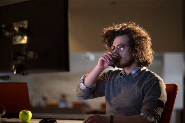 Geç saatlere kadar yorgun iş adamı