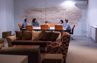 Modern ofis binasındaki bir toplantıda iş ekibi