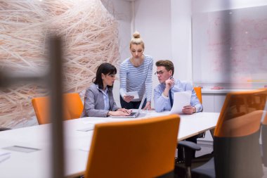 Modern ofis binasındaki bir toplantıda iş ekibi
