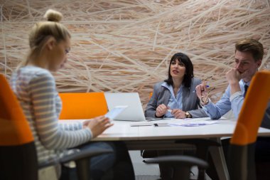 Modern ofis binasındaki bir toplantıda iş ekibi