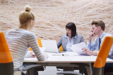 Modern ofis binasındaki bir toplantıda iş ekibi