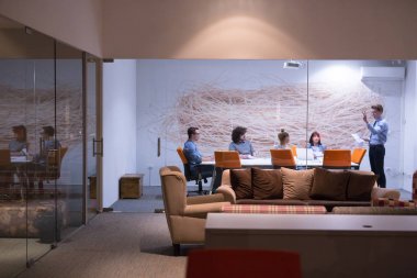 Modern ofis binasındaki bir toplantıda iş ekibi