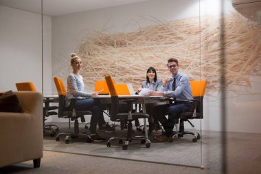 Modern ofis binasındaki bir toplantıda iş ekibi