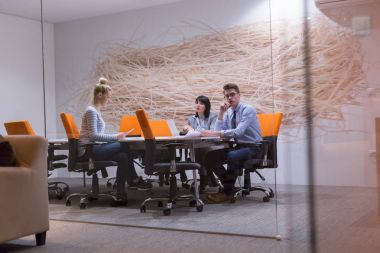 Modern ofis binasındaki bir toplantıda iş ekibi