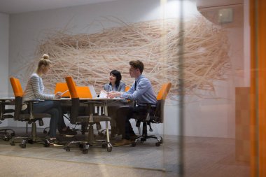 Modern ofis binasındaki bir toplantıda iş ekibi