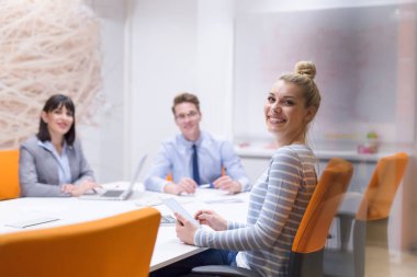 Modern ofis binasındaki bir toplantıda iş ekibi
