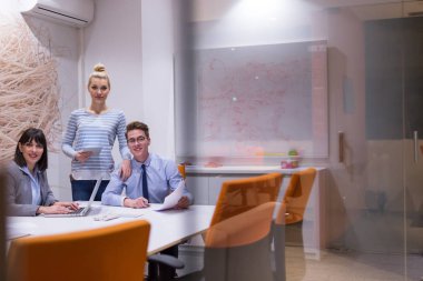 Modern ofis binasındaki bir toplantıda iş ekibi