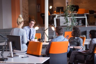 Modern ofis binasında Genç İş Ekibi Toplantısı