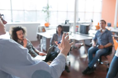 Modern ofis binasında Genç İş Ekibi Toplantısı