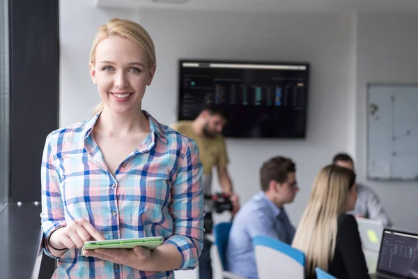 Mujer Negocios Usando Tableta Digital Oficina Corporativa Por Ventana — Foto de Stock