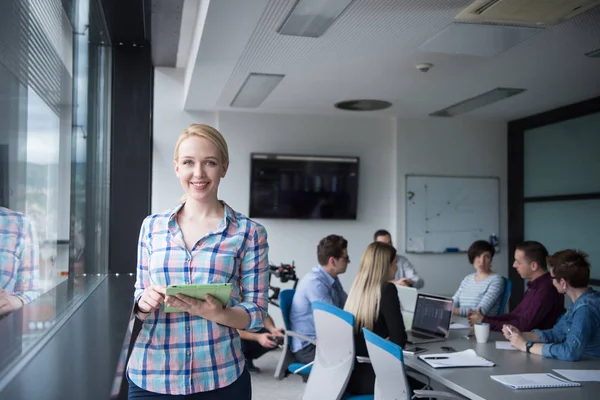 Business Woman Använda Digital Tablet Företagets Kontor Genom Fönstret — Stockfoto