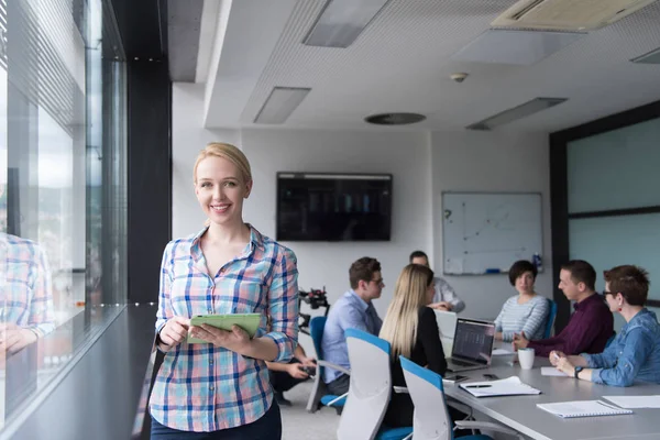 Mujer Negocios Usando Tableta Digital Oficina Corporativa Por Ventana — Foto de Stock