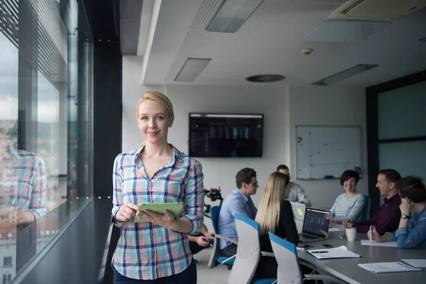 商业妇女使用数码记事板在公司的办公室里挨着窗户 — 图库照片