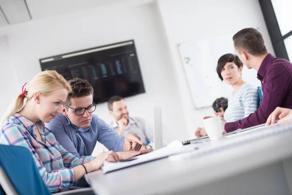 Twee Zakenmensen Die Laptop Gebruiken Zich Voor Bereiden Volgende Bijeenkomst — Stockfoto