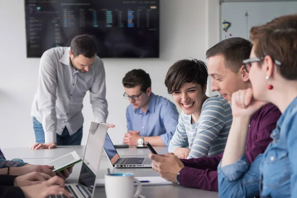 Reunión Del Equipo Negocios Oficina Moderna Puesta Marcha Branistorming Sobre —  Fotos de Stock