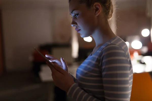 Mujer trabajando en tableta digital en la oficina nocturna — Foto de Stock