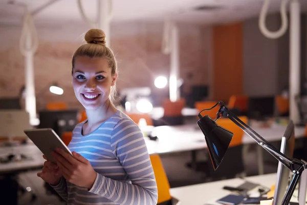 Mulher trabalhando em tablet digital no escritório noturno — Fotografia de Stock