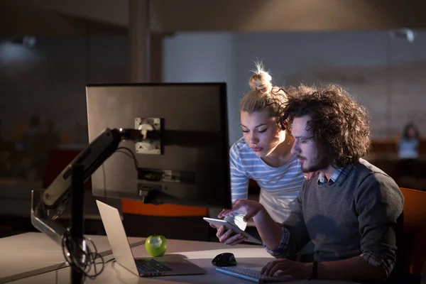 Jeunes designers dans le bureau de nuit — Photo