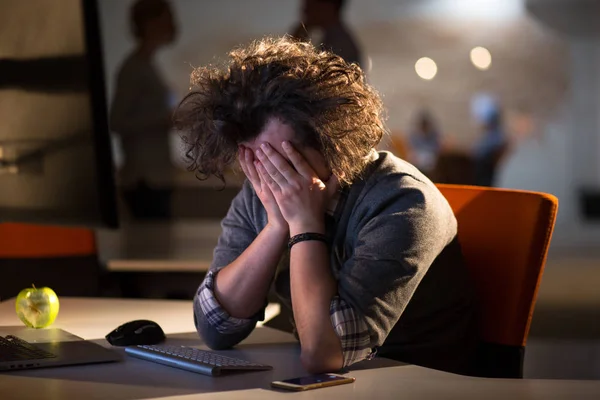 Hombre de negocios relajarse en el escritorio — Foto de Stock