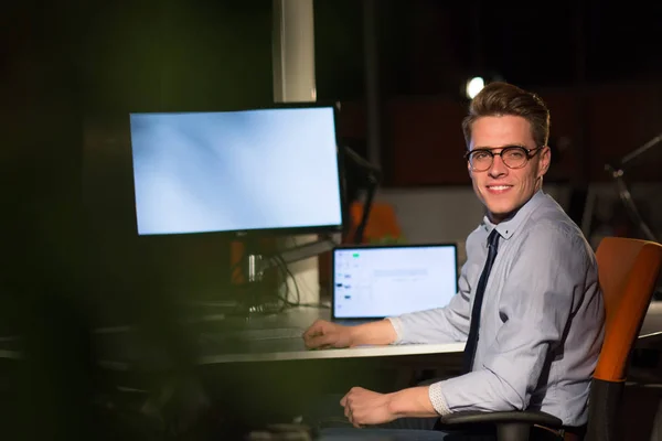 Homme travaillant sur ordinateur dans le bureau sombre — Photo