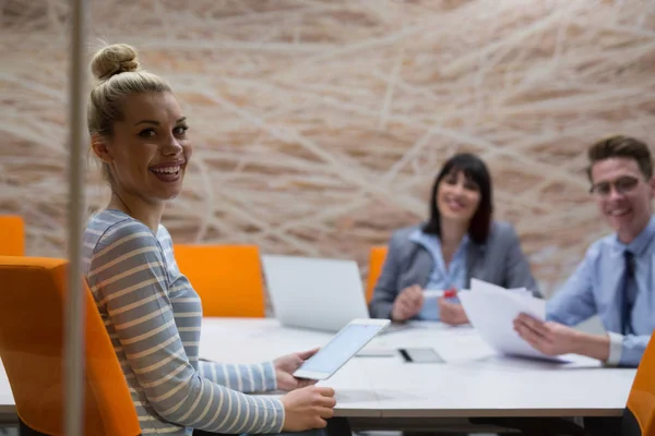 Equipo de negocios en una reunión en un moderno edificio de oficinas — Foto de Stock