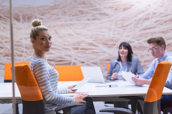 Equipo de negocios en una reunión en un moderno edificio de oficinas — Foto de Stock