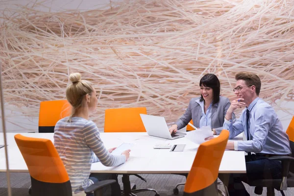 Equipo de negocios en una reunión en un moderno edificio de oficinas — Foto de Stock