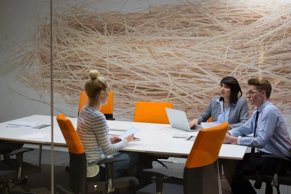 Geschäftsteam bei einem Meeting in einem modernen Bürogebäude — Stockfoto