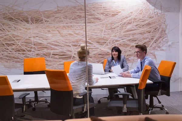 Equipo de negocios en una reunión en un moderno edificio de oficinas — Foto de Stock