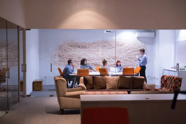 Obchodní tým na setkání v moderní kancelářské budově — Stock fotografie