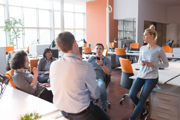 Giovane Business Team a un incontro in un moderno edificio per uffici — Foto Stock