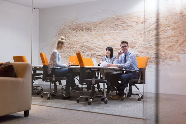 Équipe d'affaires à une réunion dans un immeuble de bureaux moderne — Photo