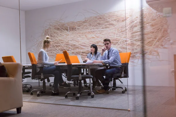 Equipe de negócios em uma reunião no prédio de escritórios moderno — Fotografia de Stock