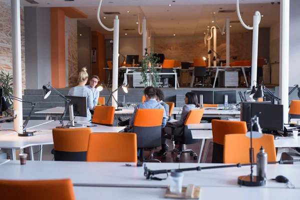 Joven equipo de negocios en una reunión en un moderno edificio de oficinas — Foto de Stock