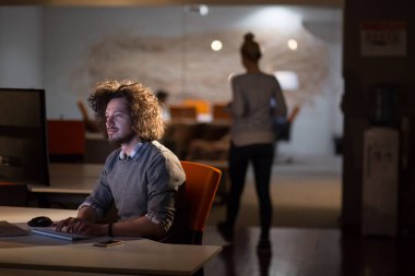 Bir grup iş adamı ofiste iş planlarını tartışıyor.