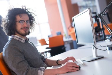 bir bilgisayar kullanma başlangıç office çalışma iş adamı