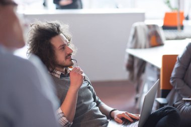 başlangıç ofisinde bir dizüstü bilgisayar kullanarak çalışma iş adamı